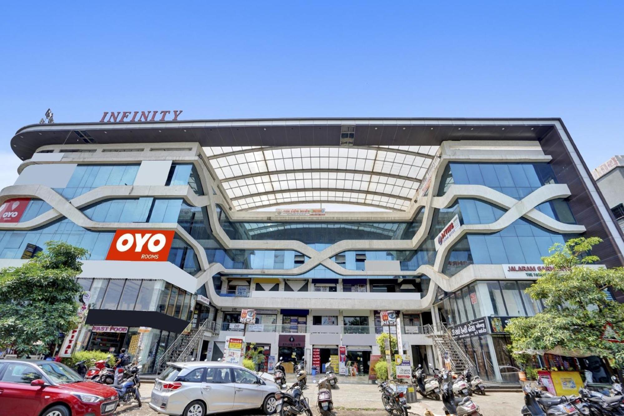 Hotel O Infinity Surat Esterno foto