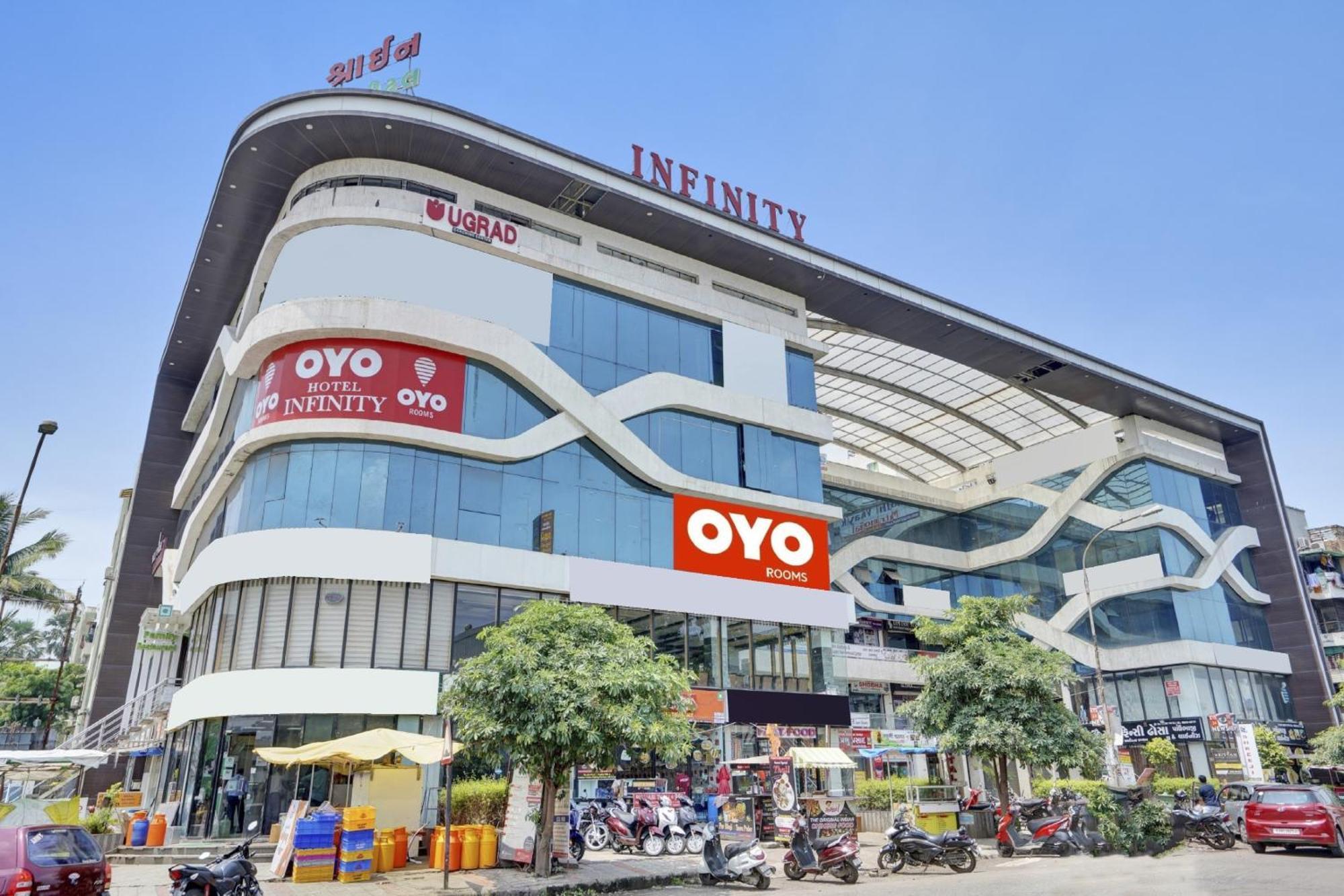 Hotel O Infinity Surat Esterno foto