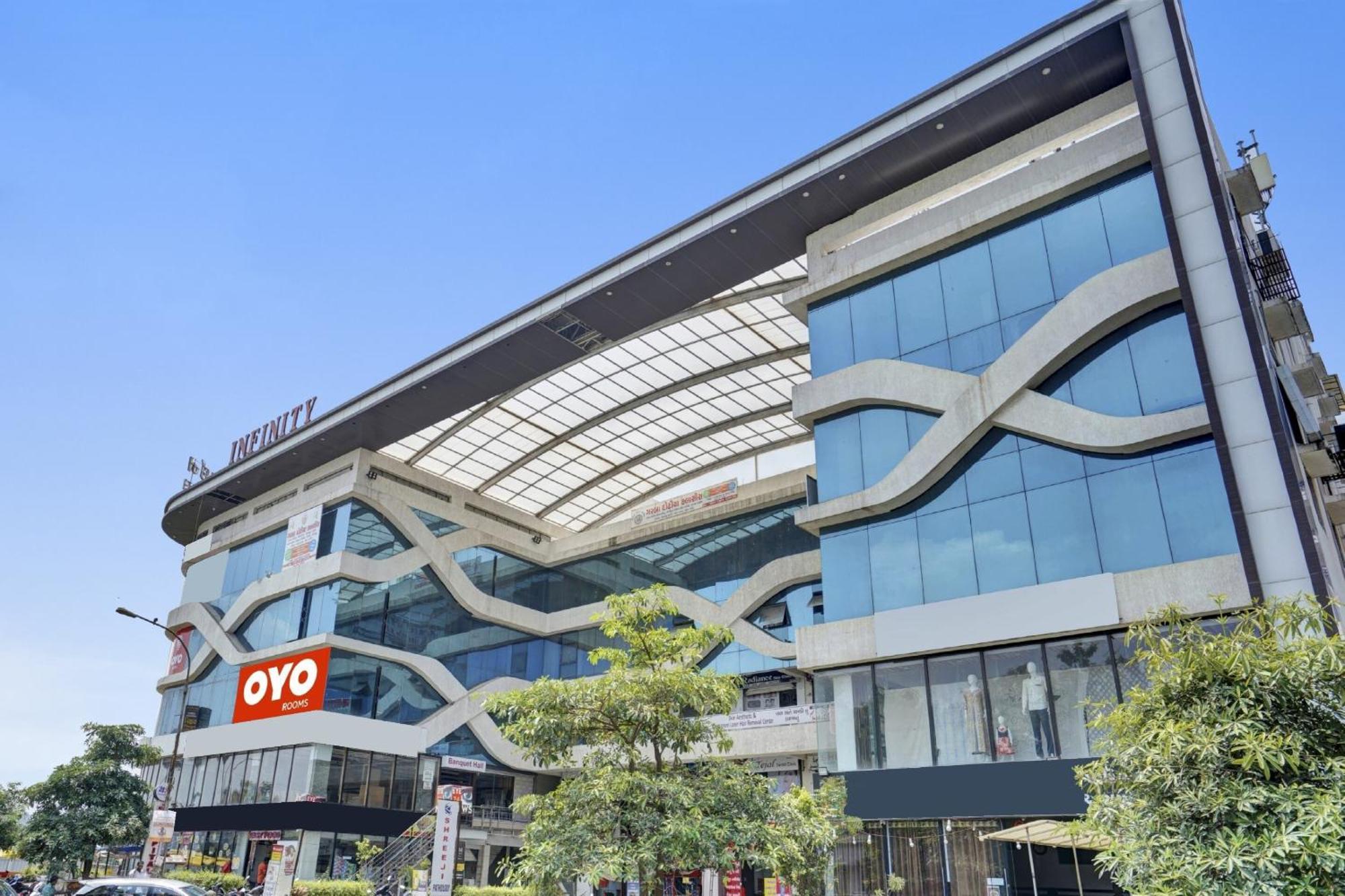 Hotel O Infinity Surat Esterno foto
