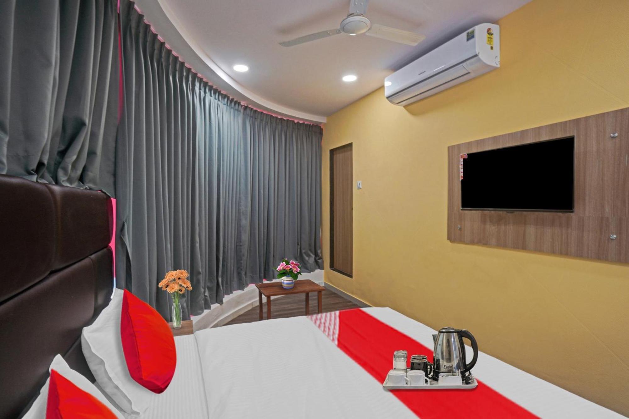 Hotel O Infinity Surat Esterno foto