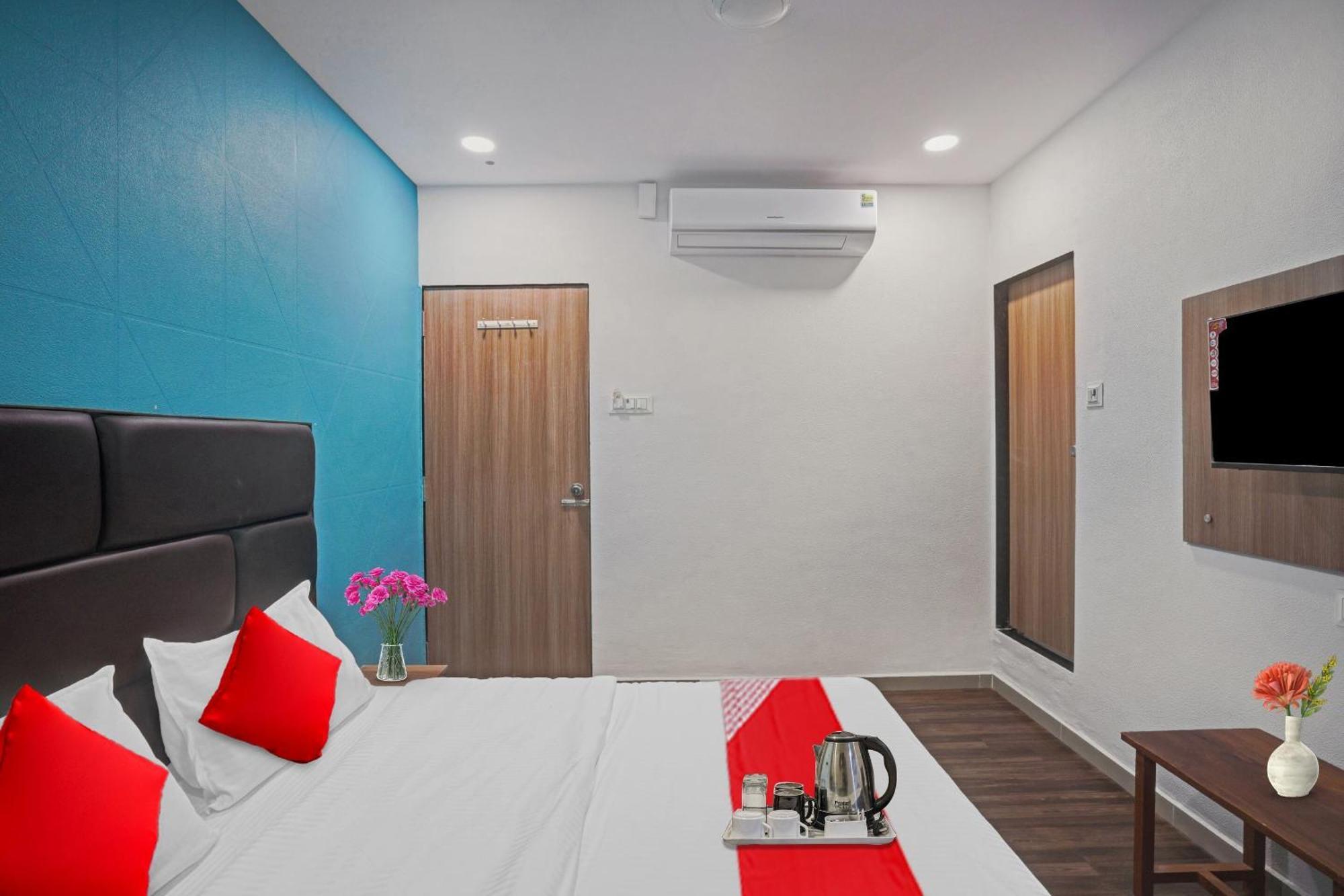 Hotel O Infinity Surat Esterno foto