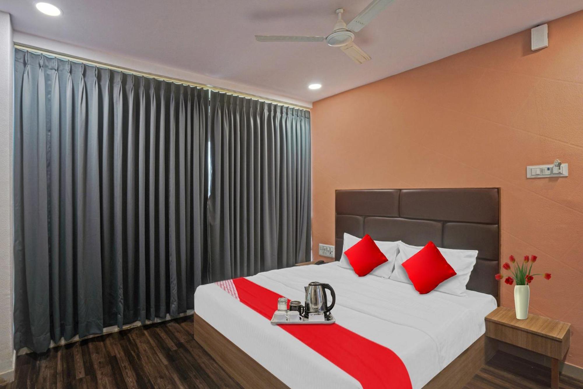 Hotel O Infinity Surat Esterno foto