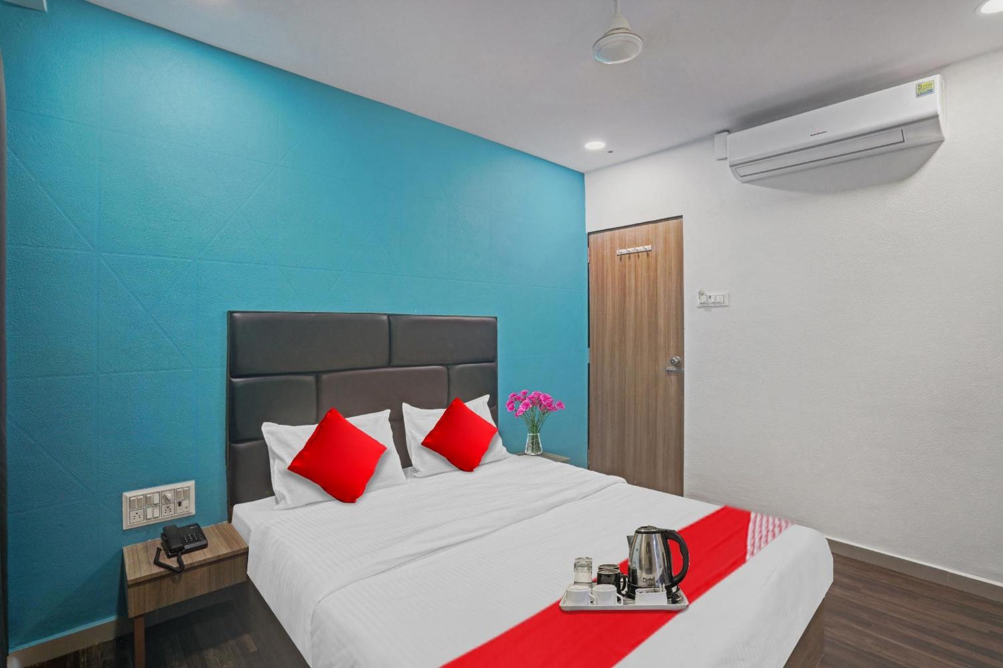Hotel O Infinity Surat Esterno foto