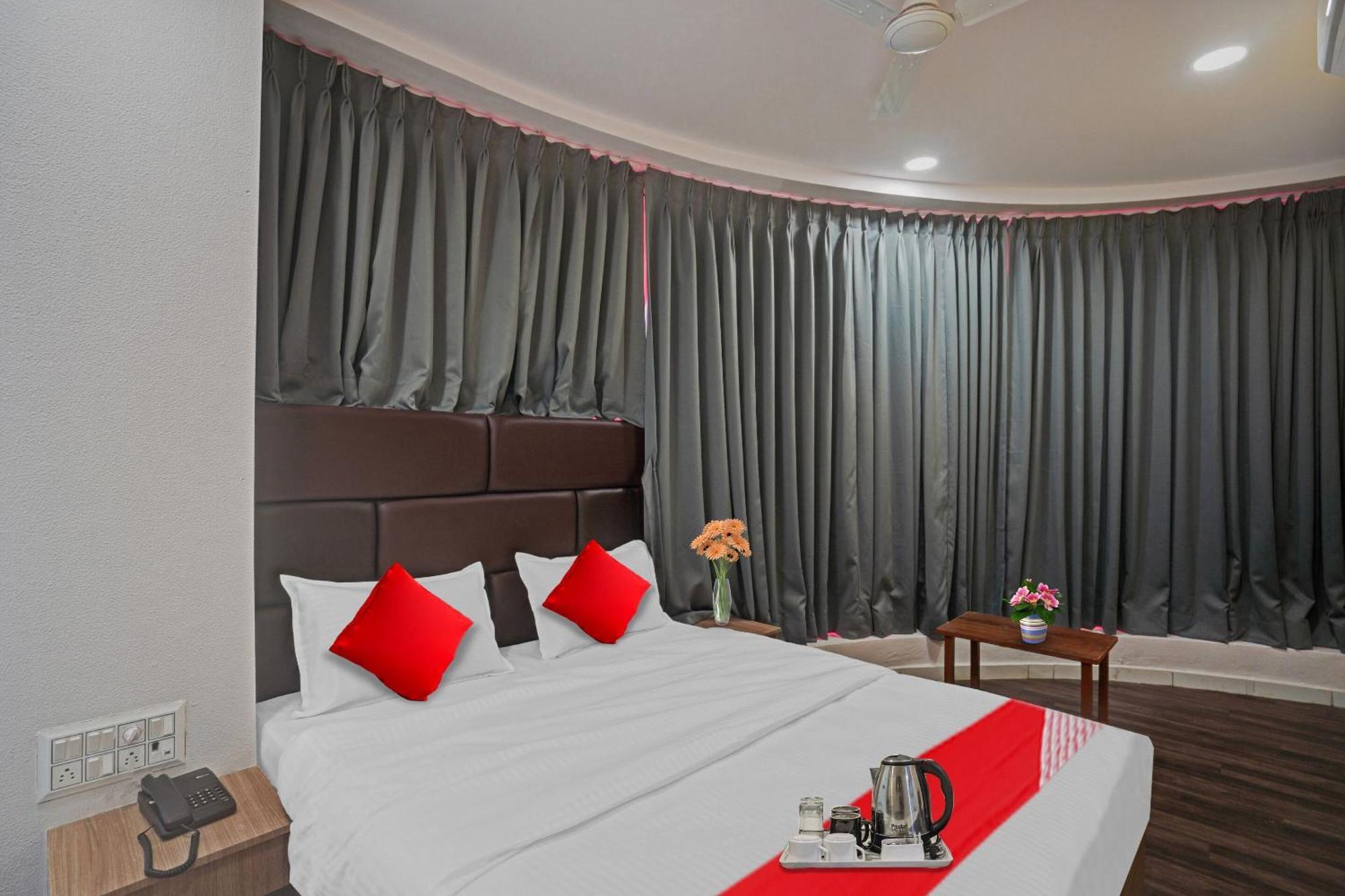 Hotel O Infinity Surat Esterno foto