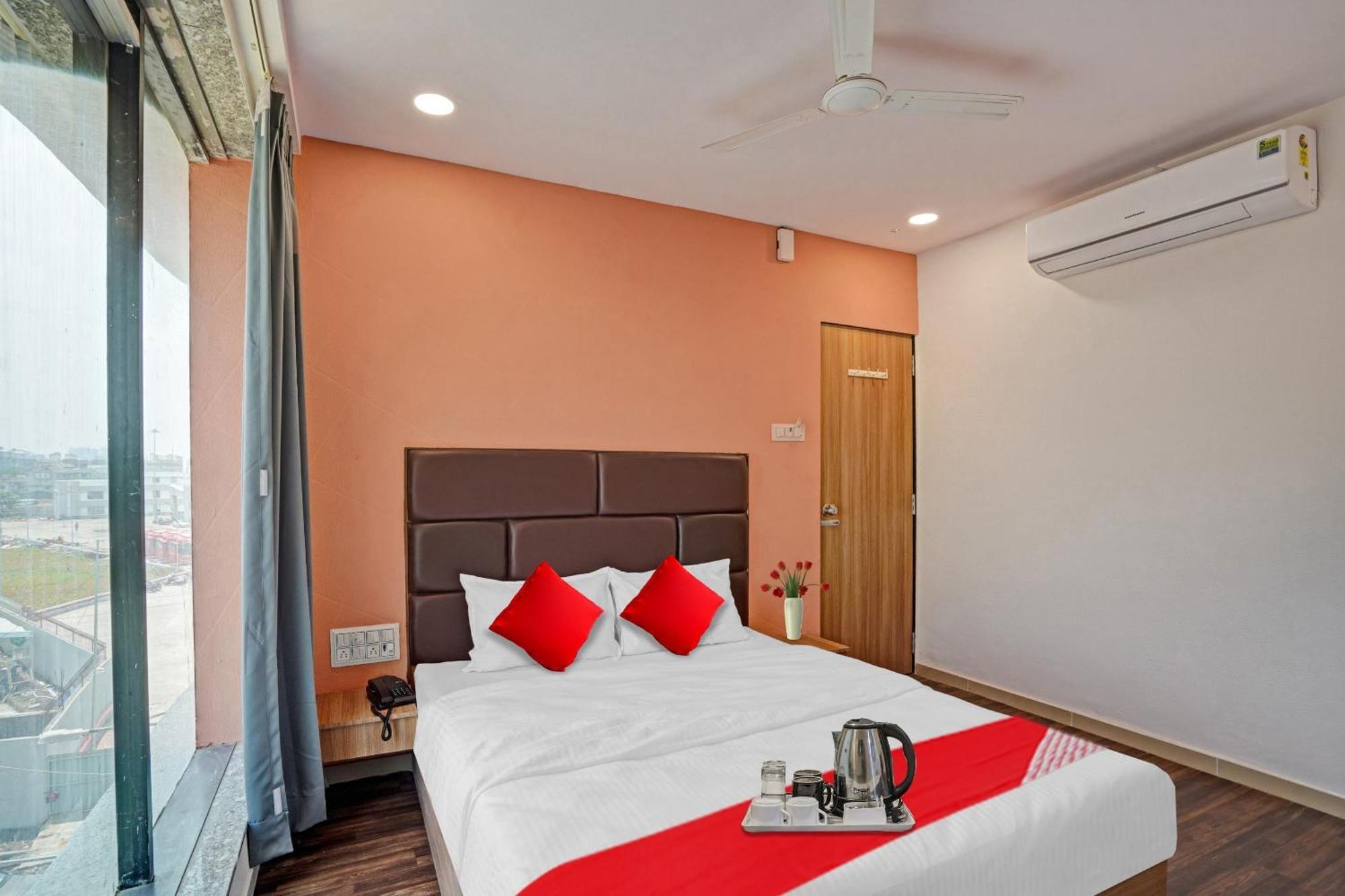 Hotel O Infinity Surat Esterno foto
