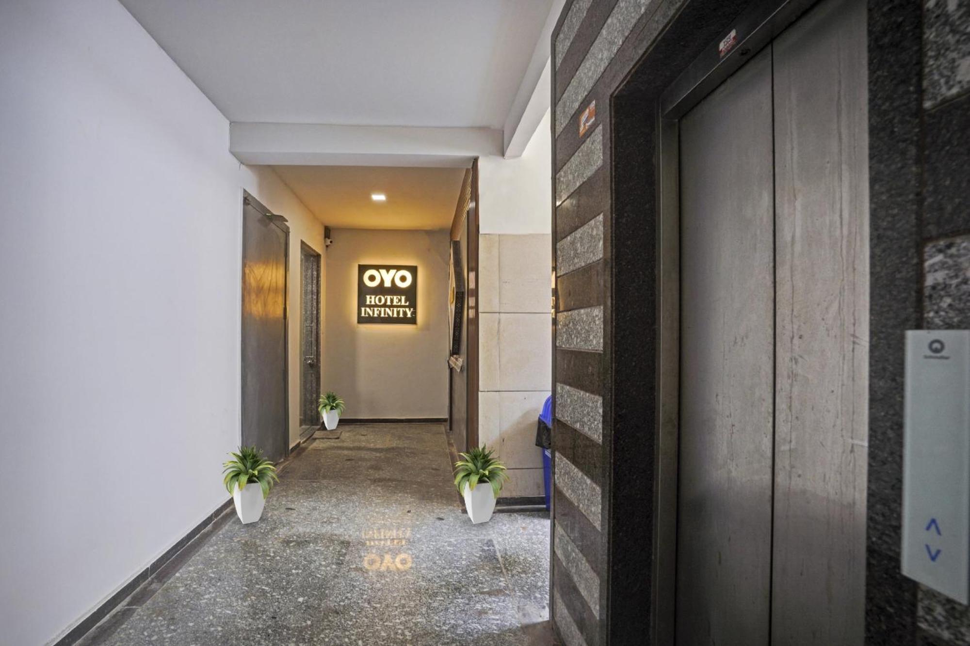 Hotel O Infinity Surat Esterno foto